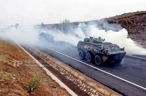 高速上殺出解放軍92步戰車群