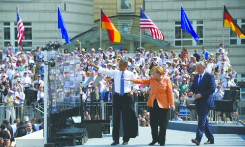 奧巴馬與默克爾在防彈玻璃后向人群揮手致意。