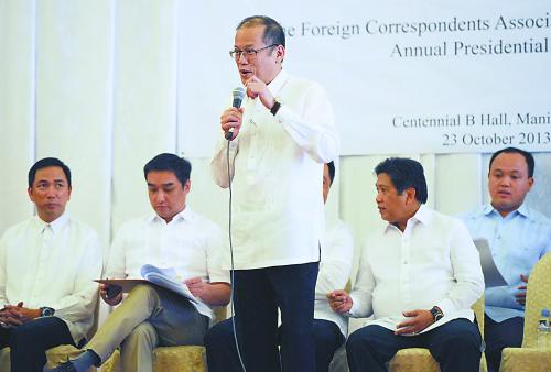 圖片說明:23日,阿基諾三世在會見外國記者時發言。