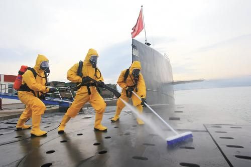 官方媒體近日對解放軍戰略核潛艇部隊進行“解密”。圖為官兵進行核沾染洗消訓練。新華社發
