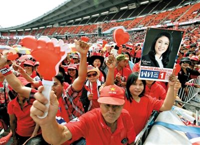 11月30日,曼谷,泰國紅衫軍示威者舉行集會,聲援英拉政府。