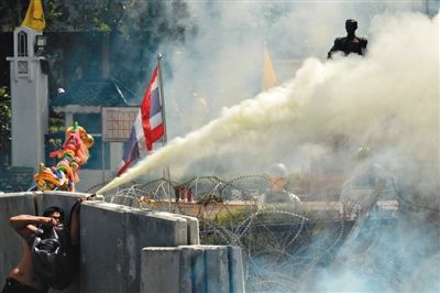 1日,曼谷,反政府示威者在政府機構(gòu)前與警方發(fā)生沖突。