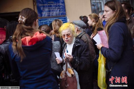 當地時間2014年3月19日,克里米亞辛菲羅波爾,民眾排隊申請俄羅斯護照。